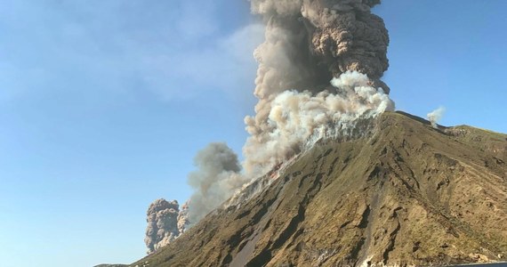 ​Erupcja wulkanu na niewielkiej włoskiej wyspie Stromboli, niedaleko Sycylii. Jedna osoba nie żyje, dwie zostały ranne. Turyści zostali ewakuowani.