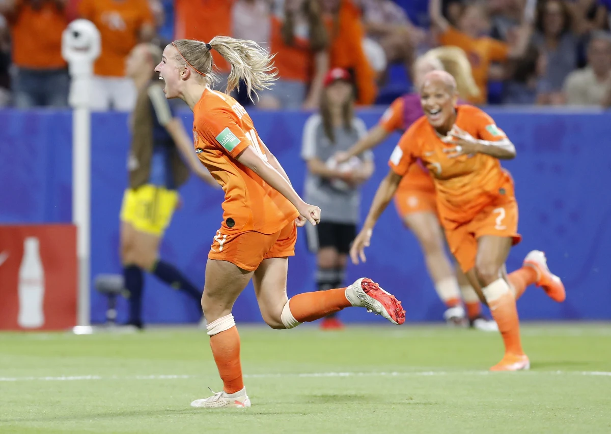 Holenderki pokonały w Lyonie Szwedki 1:0 po dogrywce i awansowały do finału piłkarskich mistrzostw świata we Francji. Zwycięską bramkę zdobyła w 99. minucie Jackie Groenen. O trofeum "Oranje" zagrają 7 lipca z Amerykankami.