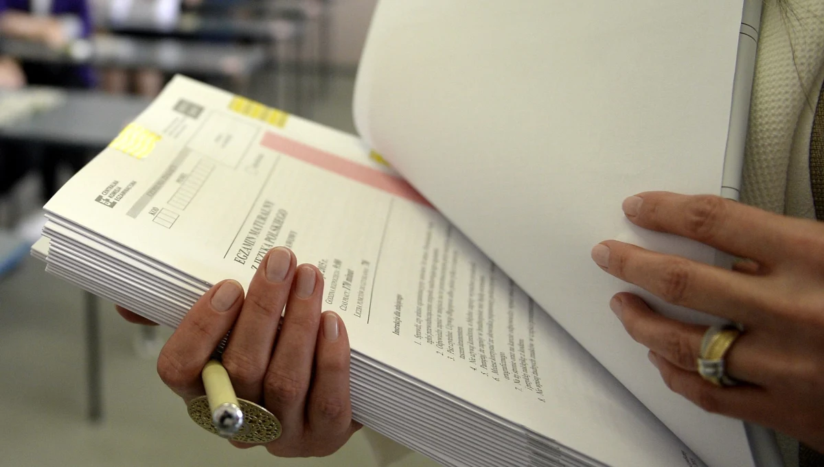 Świadectwo dojrzałości uzyskało 80,5 proc. tegorocznych absolwentów szkół ponadgimnazjalnych. 12,9 proc. abiturientów, którzy nie zdali jednego przedmiotu, ma prawo do poprawki w sierpniu - to wstępne wyniki tegorocznego egzaminu maturalnego.
