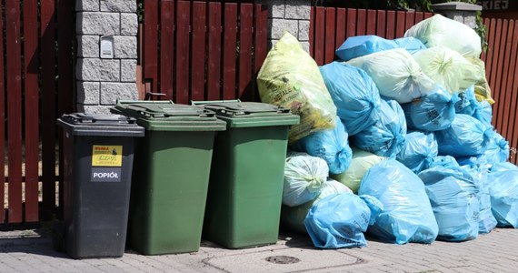 ​Śmieciowy kryzys w Wadowicach w Małopolsce. 30 czerwca wygasła tam umowa na odbiór odpadów i od poniedziałku części odpadów nikt nie odbiera.
