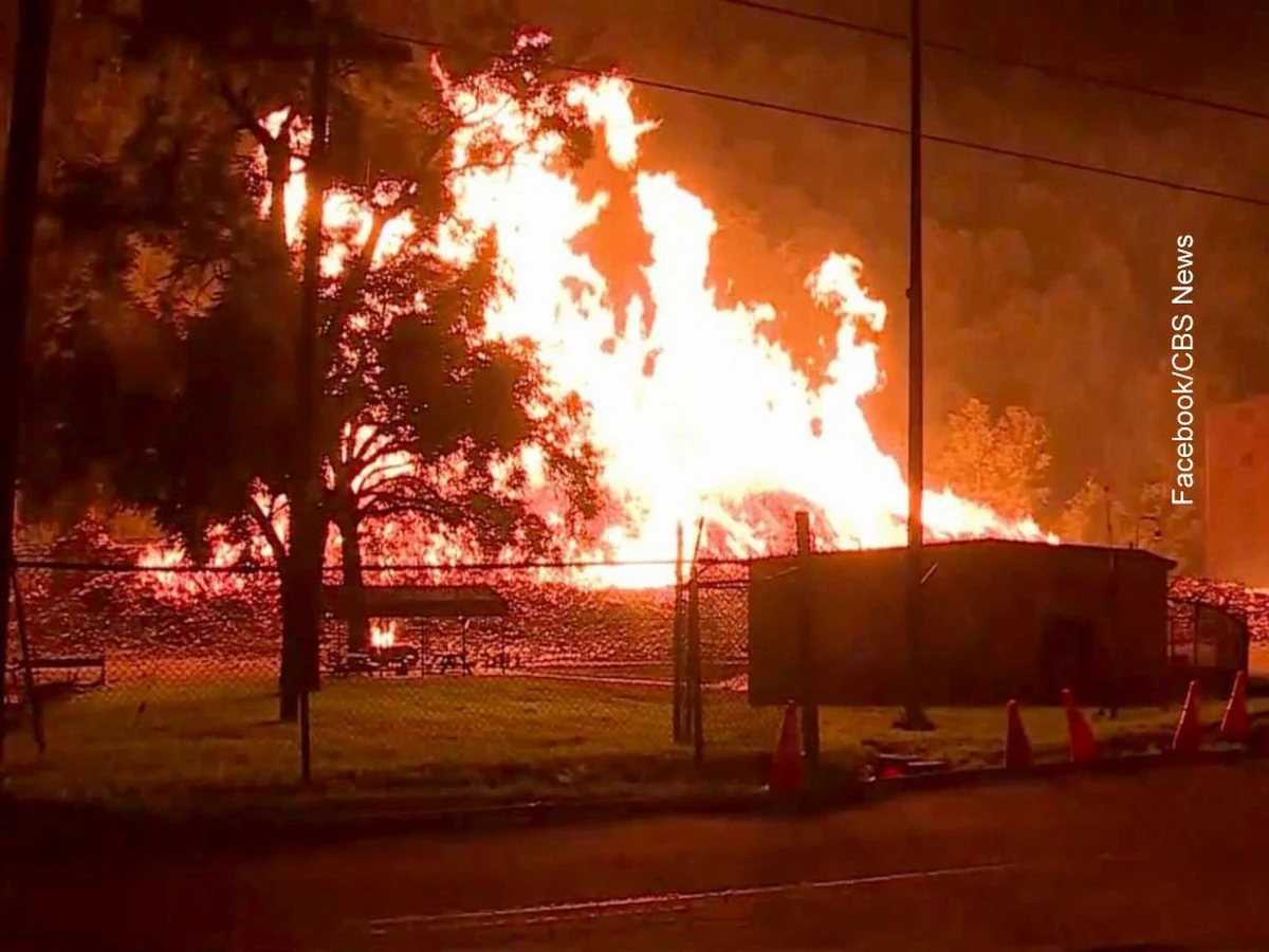 Płomienie strawiły magazyn wypełniony beczkami z burbonem firmy Jim Beam. Szacuje się, że w budynku znajdowało się 45 tys. beczek z alkoholem.