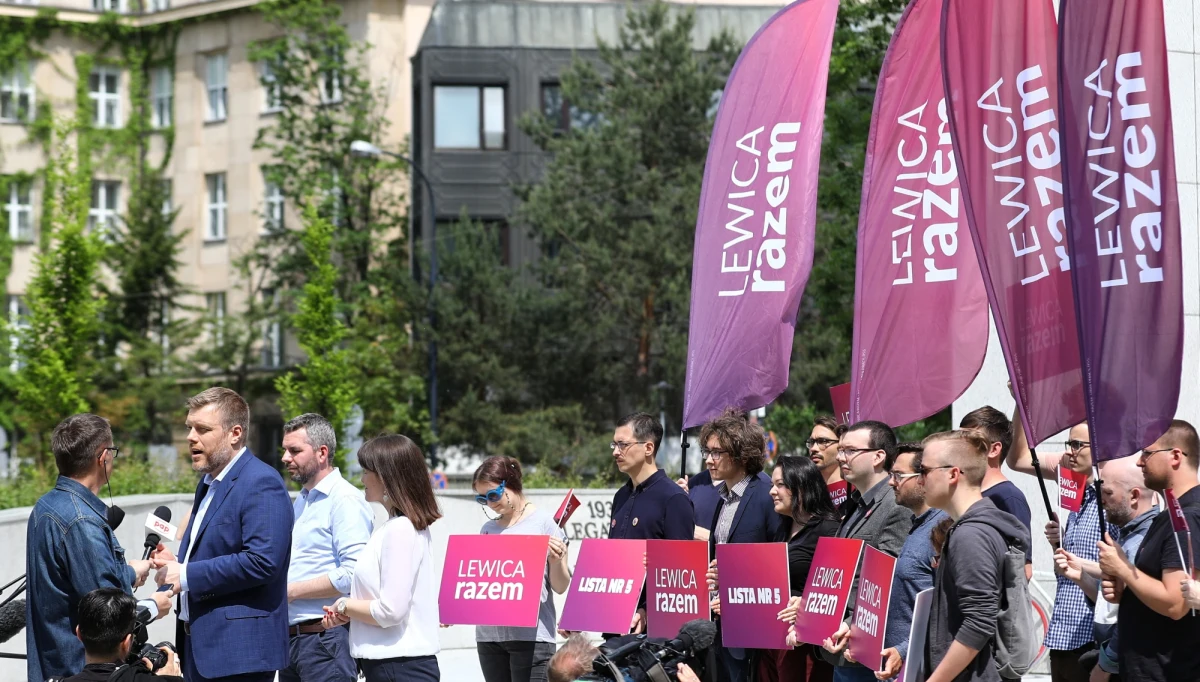 Nie róbcie głupoty, nie sprzedawajcie się Grzegorzowi Schetynie - mówili działacze Lewicy Razem do Roberta Biedronia, lidera Wiosny i Włodzimierza Czarzastego, szefa SLD. Jednocześnie zapewnili, że ich partia jest gotowa do wspólnego startu w wyborach z lewicowej listy. 