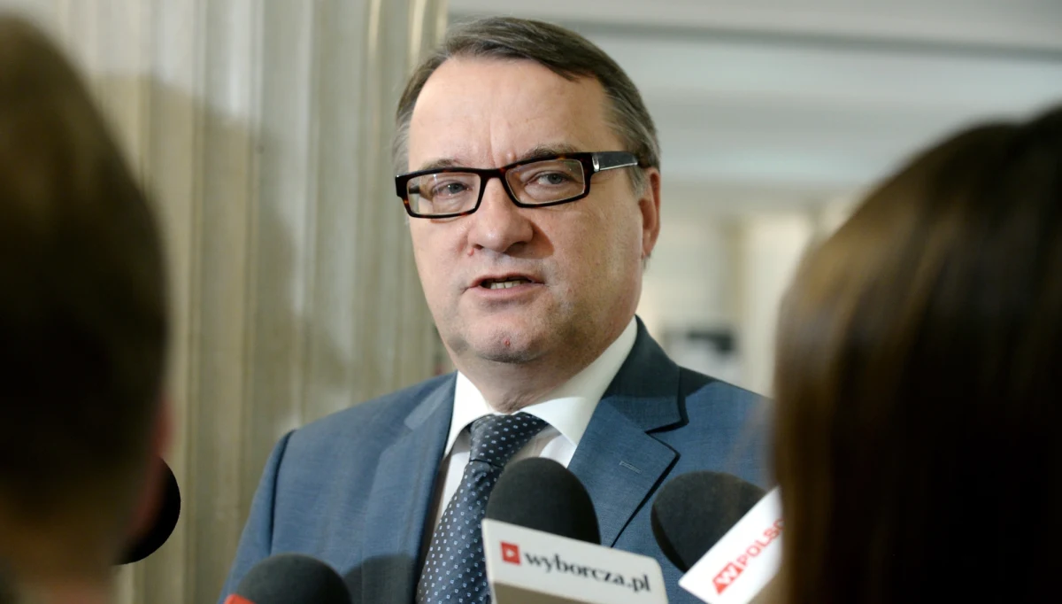 ​Czwórka posłów Platformy Obywatelskiej i Nowoczesnej dołącza do Polskiego Stronnictwa Ludowego - informuje Onet.pl. Klub parlamentarny zmienił także nazwę.