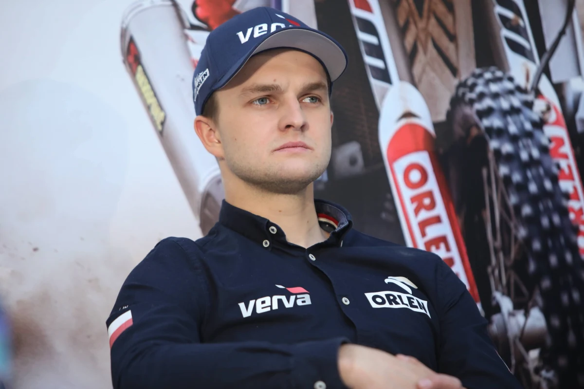 Motocyklista Orlen Teamu Maciej Giemza od soboty będzie rywalizował w Rajdzie Jedwabnego Szlaku. Silk Way Rally to najdłuższa impreza w światowym kalendarzu oprócz Rajdu Dakar. Przed Giemzą 10 dni trudnej rywalizacji. Rajd rozpocznie się w Rosji, a zakończy w Chinach. "Zróżnicowanie terenu będzie nawet większe niż na Dakarze kilka miesięcy temu. W tym roku w Peru mieliśmy dużo do czynienia z miękkim, piaszczystym podłożem. Mówimy na to fesz-fesz. To taka pylica, w którą się wjeżdża. Unoszą się tumany kurzu. Tu będzie inaczej. Rosja to ziemne szybkie odcinki. W Mongolii zrobi się bardziej pustynnie, a w Chinach będziemy mieli do czynienia z piaszczystymi wydmami" – tłumaczy Giemza.