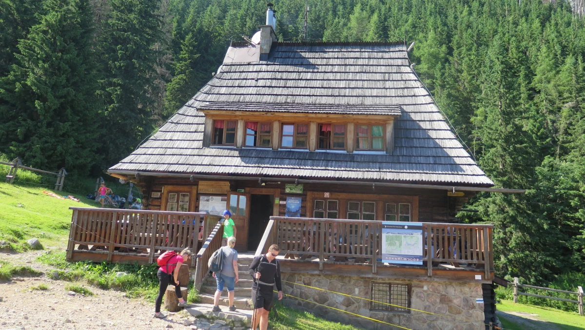 Małe, przytulne, turyści mówią o nim "schronisko z duszą" - schronisko na Hali Kondratowej w Tatrach znają niemal wszyscy, którzy zdobywali Giewont. Leży przy głównym szlaku prowadzącym z Kuźnic na tę najsłynniejszą tatrzańską górę. Mało kto wie, że schronisko o mały włos nie stało się jej ofiarą. To właśnie z grani Długiego Giewontu w 1953 roku oderwały się potężne głazy i jeden z nich (ważący, bagatela, jakieś 50 ton) wbił się w ścianę schroniska. Na szczęście nikomu nic się nie stało. 