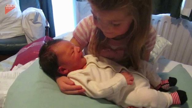 Dziewczynka nie kryła podekscytowania przed pierwszym spotkaniem po powrocie mamy ze szpitala, ze swoją nowo narodzoną siostrzyczką. 