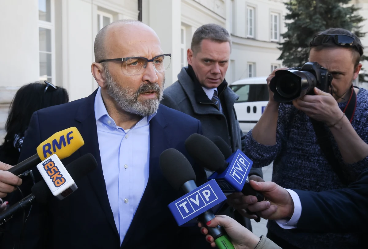 Kazimierz Marcinkiewicz, były premier, został w czwartek przesłuchany w prokuraturze. Jak donosi w piątek "Super Express" chodziło o niepłacenie byłej żonie Izabeli Olchowicz – alimentów. Polityk usłyszał też zarzut. Jego dług to ponad 100 tys. zł. Grozi mu do dwóch lat więzienia. 