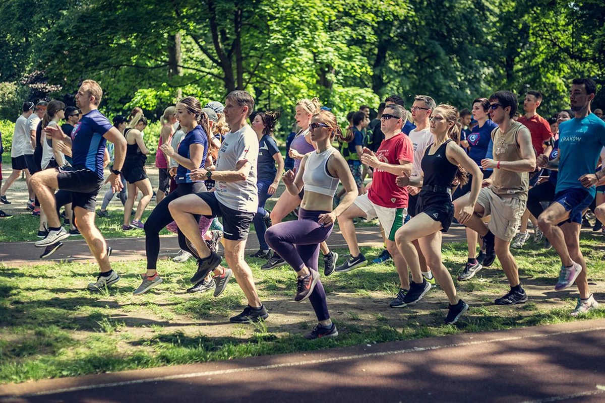 W najbliższą sobotę - 6 lipca, odbędzie się kolejny trening do Kraków Business Run 2019. Zaproszeni są wszyscy, bez względu na zgłoszenie do biegu. Spotkanie zakończone śniadaniem poprowadzi olimpijczyk i trener Grzegorz Sudoł, a towarzyszyć będzie mu fizjoterapeuta z Centrum Rehabilitacji Znowu w Biegu. Na bezpłatne trenowanie na krakowskich Błoniach zaprasza Fundacja Poland Business Run oraz firma AirHelp.