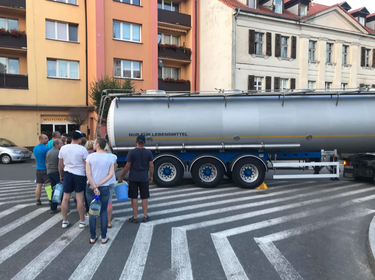 12 tysięcy mieszkańców gminy Sobótka na Dolnym Śląsku co najmniej do poniedziałku nie będzie mogła korzystać z bieżącej wody. W sieci wodociągowej odkryto bakterie z grupy E. coli. 
