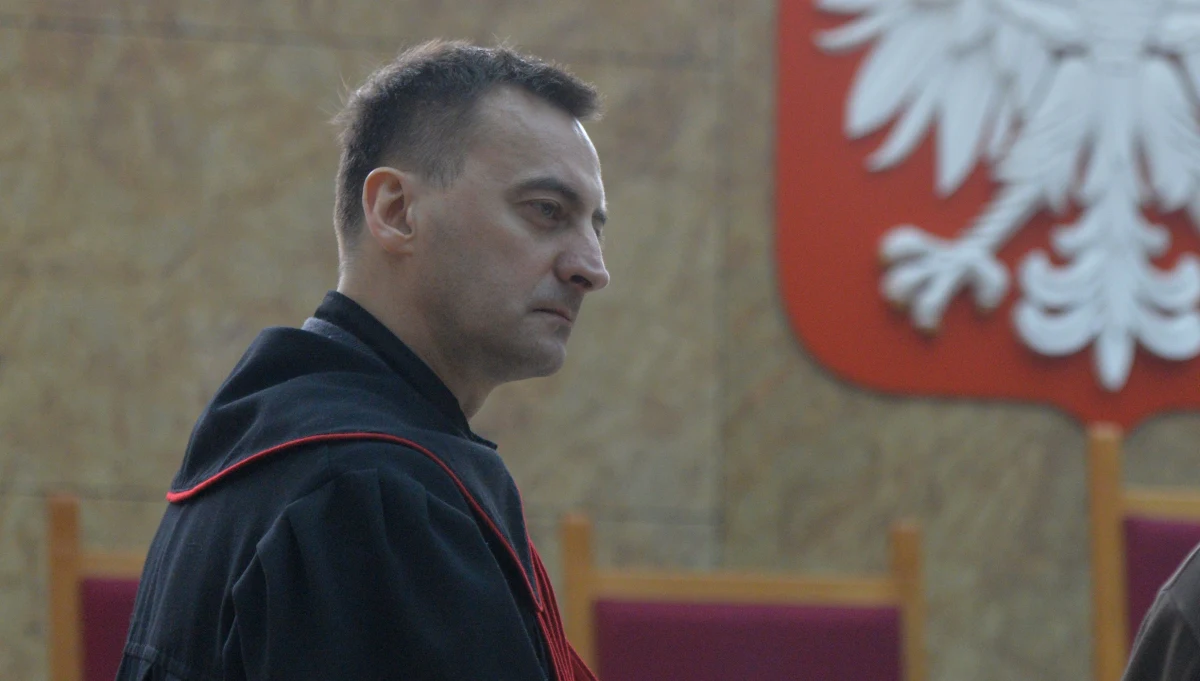 Szokująca decyzja kadrowa prokuratora krajowego Bogdana Święczkowskiego. Zdecydował on o przeniesieniu zasłużonego w wielu ważnych śledztwach krakowskiego prokuratora regionalnego Mariusza Krasonia do Prokuratury Rejonowej we Wrocławiu. Krasoń był zaangażowany w przyjęcie uchwały, w której śledczy z regionu krakowskiego alarmowali o naruszaniu niezależności prokuratorskiej przez pozasłużbowe oddziaływanie przełożonych na postępowania.