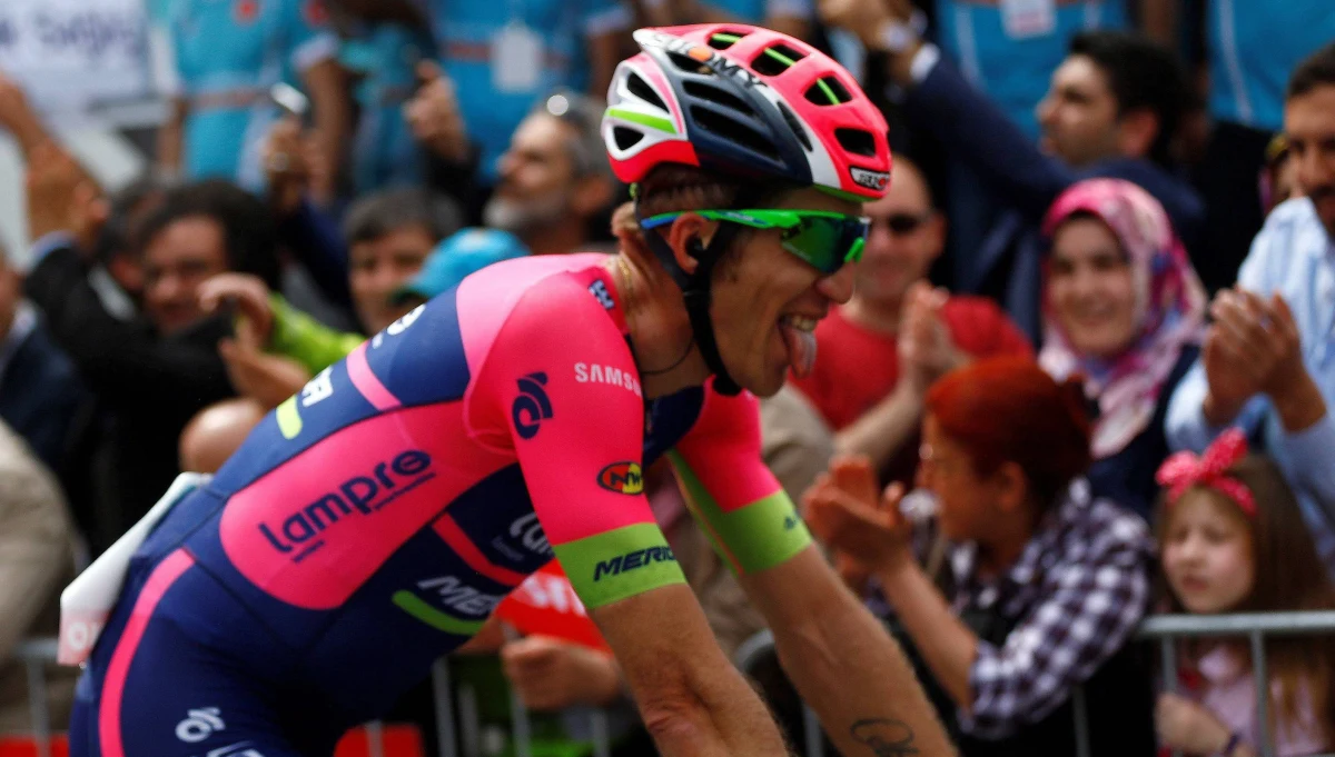 W sobotę w Brukseli rozpocznie się 106. edycja największego wyścigu kolarskiego Tour de France, po raz pierwszy z udziałem polskiej drużyny - CCC. Wśród 176 zawodników będzie dwóch Polaków: Michał Kwiatkowski z zespołu Ineos i debiutant Łukasz Wiśniowski CCC. "To jest naprawdę specyficzny wyścig i nie w moim stylu. Za dużo nerwów, za duża rywalizacja. Walka oto, żeby być jak najbliżej samochodu sędziowskiego rozpoczynała się już na starcie honorowym" - mówi o wyścigu były kolarz Przemysław Niemiec.