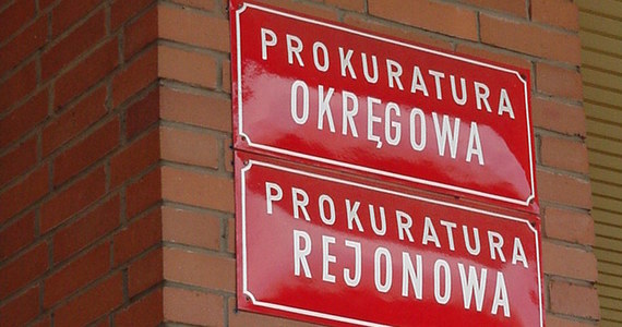 Prokuratura Rejonowa w świętokrzyskim Staszowie prowadzi sprawę domniemanego gwałtu w Stadninie Koni Huculskich w Regietowie w Małopolsce. W sprawie przesłuchano już 19-latkę, która w stadninie odbywała praktyki, a o gwałt oskarżyła dyrektora ośrodka. Ten ostatni nie pracuje już w stadninie: władze spółki, której podlega ośrodek, zaznaczają, że "zwolnienie nastąpiło na prośbę dyrektora" i że "nie został pozbawiony stanowiska z powodów dyscyplinarnych".