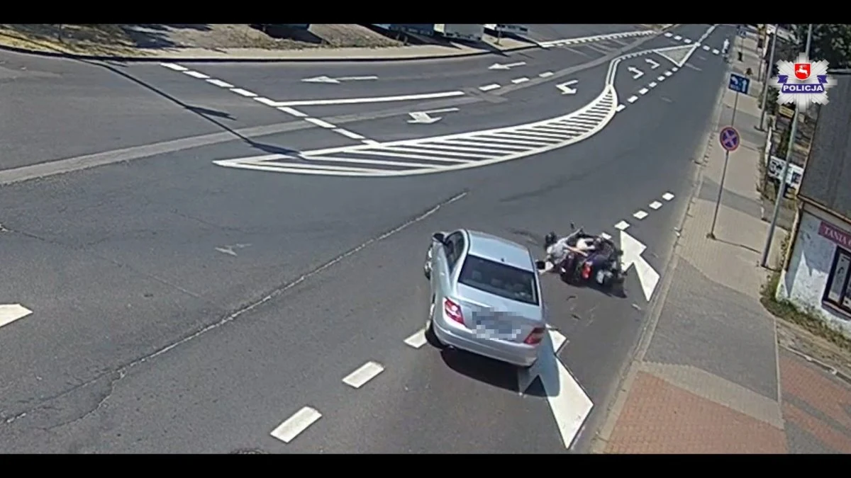 Policjanci ustalają okoliczności zdarzenia, do którego doszło w poniedziałek na jednym ze skrzyżowań w Białej Podlaskiej. Ze wstępnych ustaleń wynika, że kierujący skuterem 62-latek doprowadził do kolizji drogowej. Potem odjechał z miejsca zdarzenia, pozostawiając wnuka, z którym podróżował. Całą sytuację zarejestrowała jedna z kamer miejskiego monitoringu. 