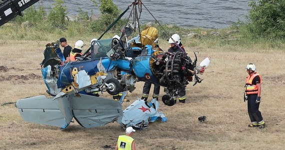 Pilot Jaka-52, który rozbił się podczas pokazów lotniczych w Płocku, nie zasłabł, był przytomny i skupiony do momentu katastrofy. Zmarł wskutek masywnych obrażeń - wynika z opinii biegłych.