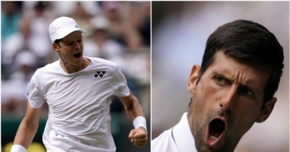 To był widowiskowy i emocjonujący pojedynek: w trzeciej rundzie wielkoszlemowego Wimbledonu Hubert Hurkacz przegrał wprawdzie z liderem światowego rankingu Serbem Novakiem Djokoviciem, ale swoją postawą zasłużył na uznanie zarówno przeciwnika, jak i wymagającej wimbledońskiej publiczności. Losy spotkania rozstrzygnęły się w czterech setach: 5:7, 7:6 (7-5), 1:6, 4:6.