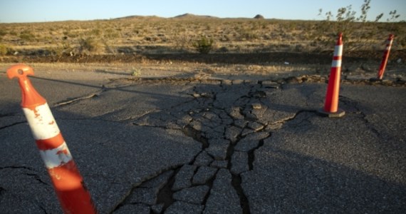 Trzęsienie ziemi o magnitudzie 7,1 nawiedziło w piątek południową Kalifornię - poinformowały amerykańskie służby sejsmologiczne USGS. To drugi tak silny wstrząs w tym rejonie w ciągu dwóch dni i najsilniejszy od 20 lat.