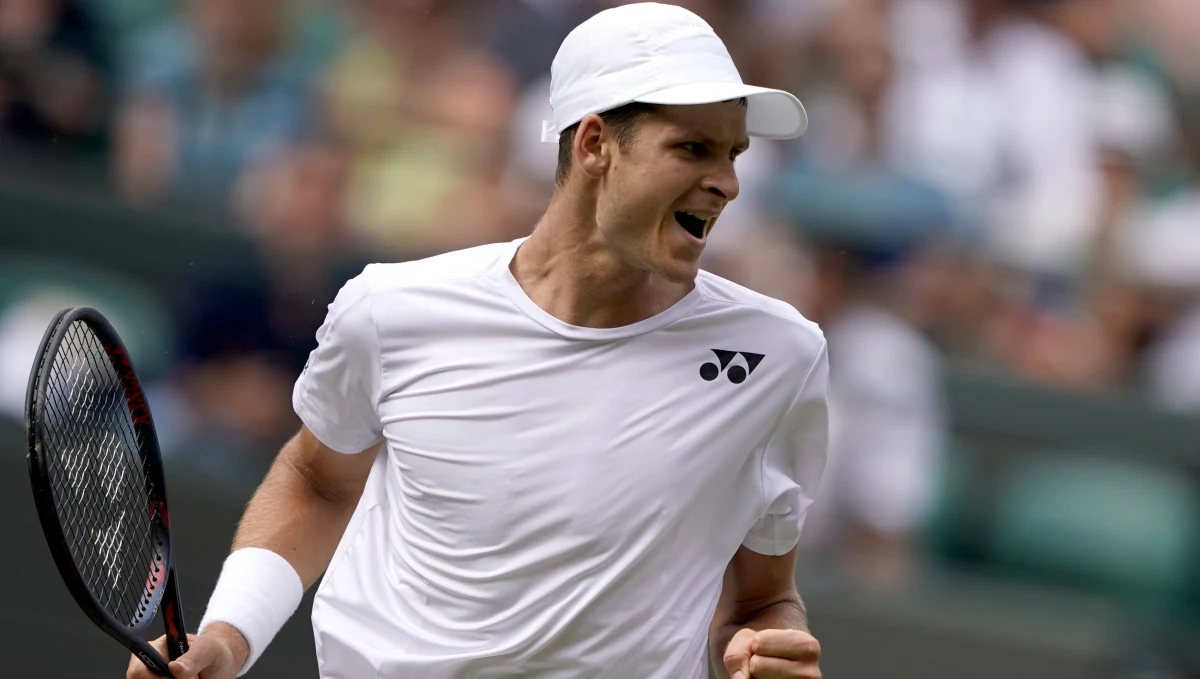 Hubert Hurkacz, mimo pozostawienia po sobie dobrego wrażenia w meczu 3. rundy wielkoszlemowego Wimbledonu z liderem światowego rankingu tenisistów Novakiem Djokovicem, był wyraźnie zawiedziony porażką. "Ona boli, bo widziałem możliwość, by pokonać Serba" - zaznaczył.