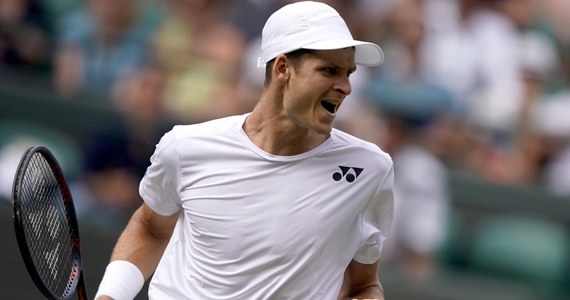 Hubert Hurkacz, mimo pozostawienia po sobie dobrego wrażenia w meczu 3. rundy wielkoszlemowego Wimbledonu z liderem światowego rankingu tenisistów Novakiem Djokovicem, był wyraźnie zawiedziony porażką. "Ona boli, bo widziałem możliwość, by pokonać Serba" - zaznaczył.