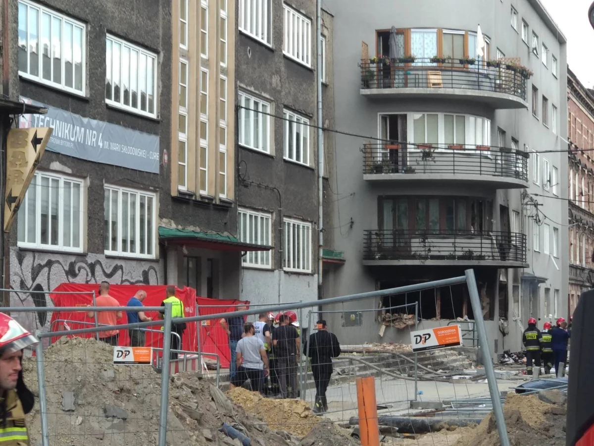 Trzy osoby zginęły, a cztery zostały poszkodowane w eksplozji, do której doszło w kamienicy w Bytomiu. Ofiary śmiertelne to matka i jej dwoje dzieci. "Najbardziej prawdopodobnym powodem wybuchu jest butla z gazem, ale nie w mieszkaniu ofiar, a mieszkaniu sąsiednim" - poinformował prezydent miasta Mariusz Wołosz. Jak dodał, w związku ze zdarzeniem rozważa wprowadzenie żałoby. Mieszkańców budynku ewakuowano. Nie będą mogli wrócić na noc do mieszkań. 