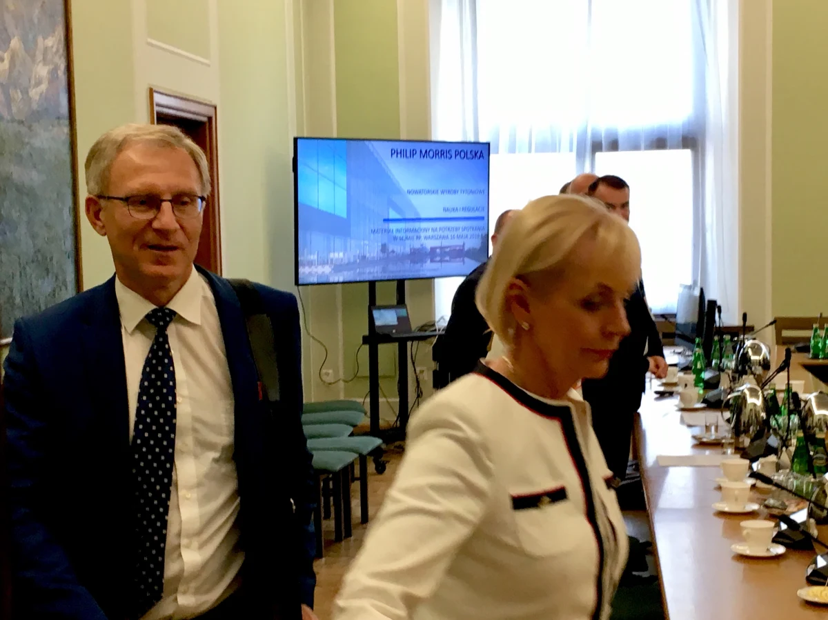 "Nie ma co tej sprawy zamiatać pod dywan" - tak szef sztabu wyborczego Prawa i Sprawiedliwości Joachim Brudziński komentuje ujawnione przez RMF FM tajemnicze spotkanie wicemarszałka Sejmu Ryszarda Terleckiego z przedstawicielami giganta tytoniowego w Sejmie. Nasz reporter Patryk Michalski ustalił, że nieoficjalne rozmowy odbywały się bez wiedzy Kancelarii Sejmu, a przedstawiciele Philip Morris Polska zaprezentowali ważnym politykom PiS wyniki badań dotyczące potencjalnie niższej szkodliwości podgrzewanych papierosów. 