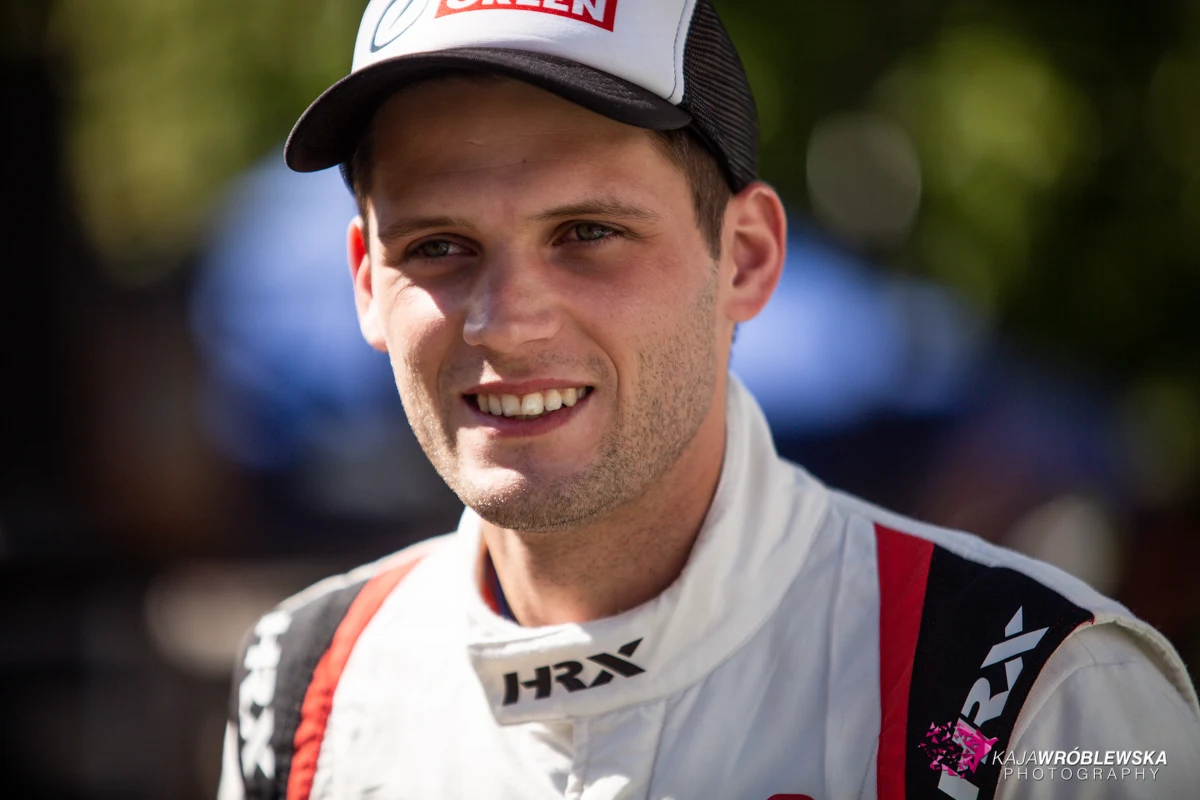 "Początkowo plan był taki, że jedziemy spokojnie i zbieramy doświadczenie, ale dwa pierwsze rajdy pokazały, że jesteśmy konkurencyjni, mamy tempo. Szczególnie na asfalcie. W Rajdzie Nadwiślańskim urwaliśmy koło, ale tempo było dobre. Teraz zebraliśmy doświadczenie na szutrze i od Rajdu Elektreny ruszymy z walką o jak najwyższe miejsce" - stwierdził w rozmowie z RMF FM Kacper Wróblewski. "Nie wszystko można w tej dyscyplinie przewidzieć. Zawsze można popełnić błąd. Chociażby na Rajdzie Nadwiślańskim koło urwałem w wydawałoby się bardzo łatwym miejscu. Ja mogę sobie różne rzeczy zakładać, ale wszystko się wyjaśni w praniu" - zastrzegł kierowca.