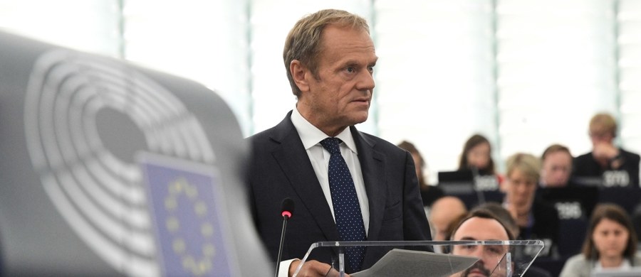 Donald Tusk odniósł się na Twitterze do słów Jarosława Kaczyńskiego z konwencji w Katowicach. Prezes Prawa i Sprawiedliwości w swoim wystąpieniu podkreślił, że "Polska musi pozostać wyspą wolności". "Jesteśmy dzisiaj wyspą wolności, choć niektórzy chcą to zakłócić jesteśmy wyspą wolności i dlatego jesteśmy tak cenni dla współczesnego świata i musimy uczynić wszystko, by to trwało" – dodał.