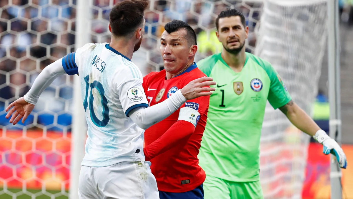 Argentyna pokonała w Sao Paulo Chile 2:1 (2:0) w meczu o trzecie miejsce piłkarskich mistrzostw Ameryki Południowej - Copa America. Lider zwycięskiego zespołu Lionel Messi został po raz drugi w karierze ukarany czerwoną kartką.