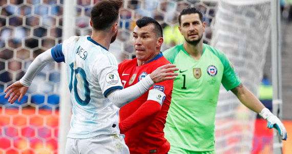 Argentyna pokonała w Sao Paulo Chile 2:1 (2:0) w meczu o trzecie miejsce piłkarskich mistrzostw Ameryki Południowej - Copa America. Lider zwycięskiego zespołu Lionel Messi został po raz drugi w karierze ukarany czerwoną kartką.