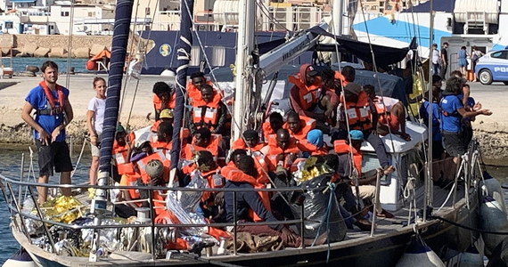 Po kilku godzinach próby sił między szefem włoskiego MSW Matteo Salvinim a włoską organizacją pozarządową, z pokładu jej żaglowca Alex zacumowanego na Lampedusie zeszło w nocy z soboty na niedzielę wszystkich ponad 40 migrantów.