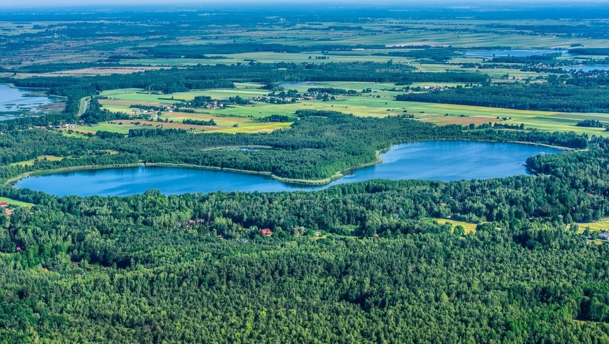 Wczoraj gościliśmy nad Jeziorem Białym – kurortem na Pojezierzu Łęczyńsko – Włodawskim. Dzisiaj odwiedzamy południową – łęczyńską część pojezierza.  Gościmy nad jeziorem Piaseczno w gminie Ludwin. Ta część pojezierza, w odróżnieniu od włodawskiej, ma zdecydowanie bardziej kameralny charakter, chociaż znajduje się tu aż kilkadziesiąt jezior. 