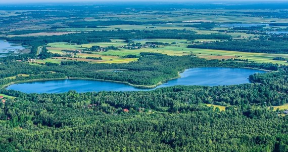 Wczoraj gościliśmy nad Jeziorem Białym – kurortem na Pojezierzu Łęczyńsko – Włodawskim. Dzisiaj odwiedzamy południową – łęczyńską część pojezierza.  Gościmy nad jeziorem Piaseczno w gminie Ludwin. Ta część pojezierza, w odróżnieniu od włodawskiej, ma zdecydowanie bardziej kameralny charakter, chociaż znajduje się tu aż kilkadziesiąt jezior. 