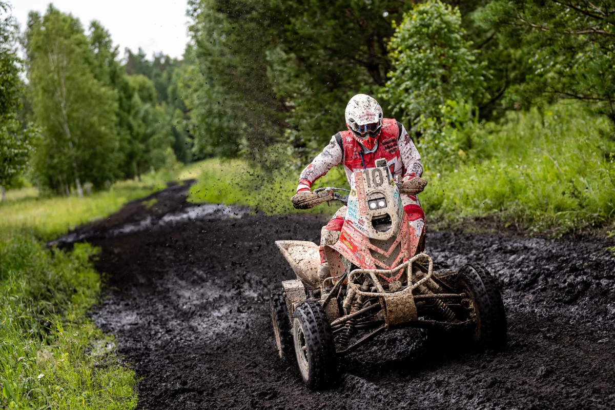 Błoto, kałuże, koleiny i podmokły grunt. Tak można scharakteryzować pierwszy, liczący 50km odcinek specjalny Silk Way Rally. "Zacząłem ścigać się w cross-country, bo nie lubię błota, a dziś tajga zaserwowała nam błotne kąpiele" – śmiał się Rafał Sonik, który odnotował trzeci czas. Przyjechał na metę za Aleksandrem Maksimowem i Arkadiuszem Lindnerem.