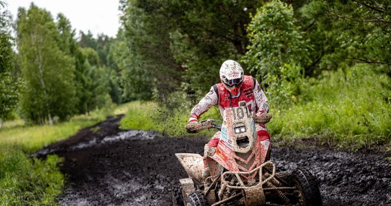 Błoto, kałuże, koleiny i podmokły grunt. Tak można scharakteryzować pierwszy, liczący 50km odcinek specjalny Silk Way Rally. "Zacząłem ścigać się w cross-country, bo nie lubię błota, a dziś tajga zaserwowała nam błotne kąpiele" – śmiał się Rafał Sonik, który odnotował trzeci czas. Przyjechał na metę za Aleksandrem Maksimowem i Arkadiuszem Lindnerem.