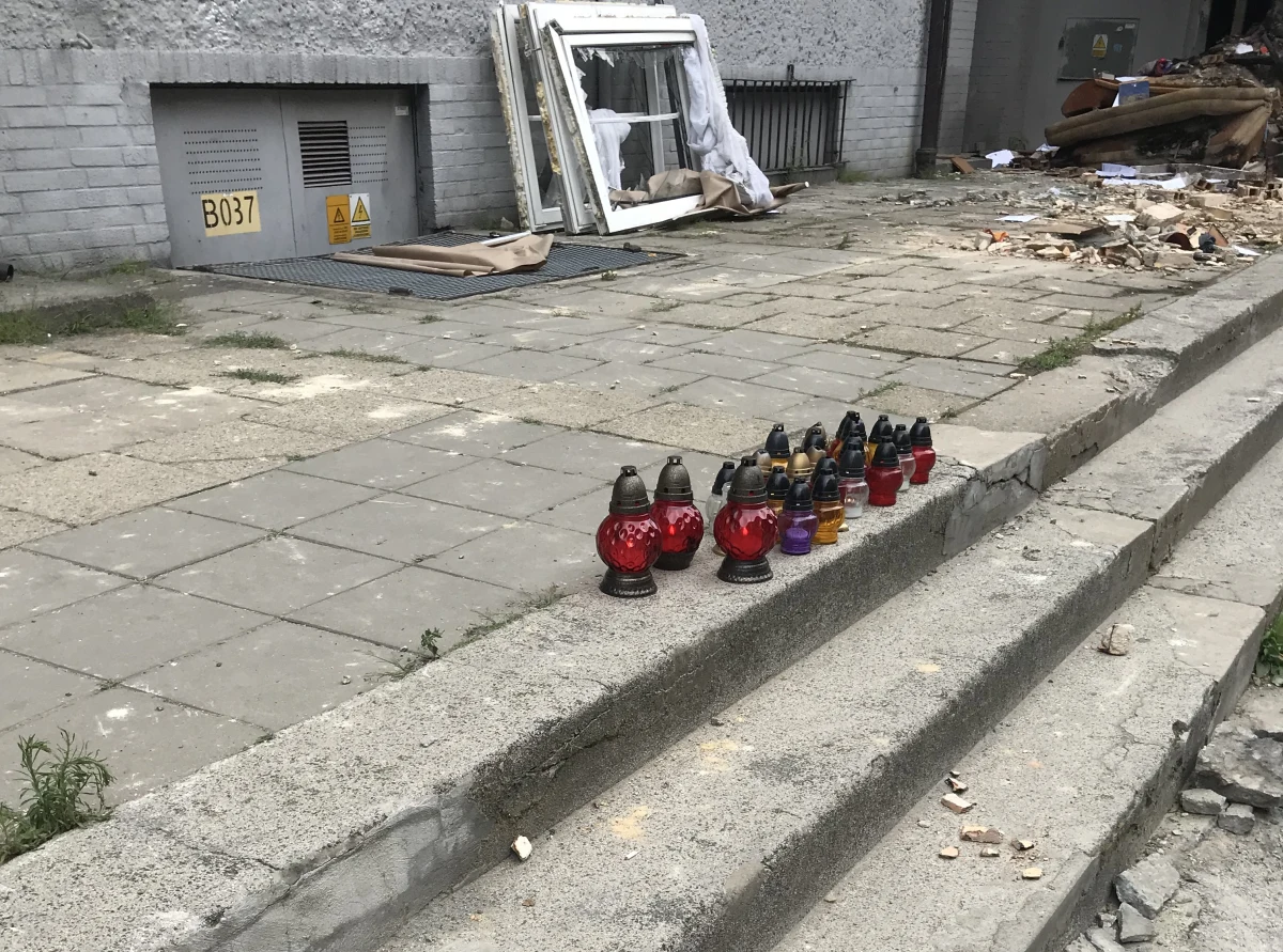 Mieszkańcy zapalają znicze przed zniszczoną kamienica w Bytomiu. Wczoraj wybuchł tam gaz. Zginęła matka i dwoje jej dzieci. 4 ranne osoby są w szpitalu.