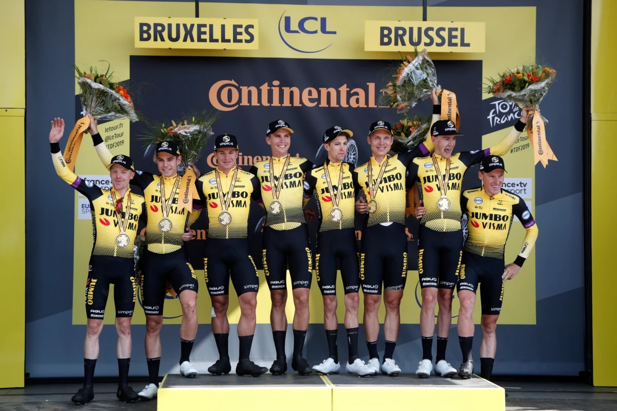 Kolarze holenderskiej ekipy Jumbo-Visma wygrali drugi etap kolarskiego Tour de France, jazdę drużynową na czas w Brukseli (27,6 km). Polska grupa CCC uplasowała się na siódmej pozycji. Liderem pozostał Holender Mike Teunissen ze zwycięskiego teamu.