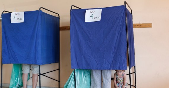 Liberalno-konserwatywna Nowa Demokracja wygrała przedterminowe wybory parlamentarne w Grecji - wynika z badań exit poll, przeprowadzonych przez pięć prywatnych stacji telewizyjnych. Będące do tej pory w opozycji ugrupowanie poparło według exit poll ok. 38-42 proc. głosujących. 