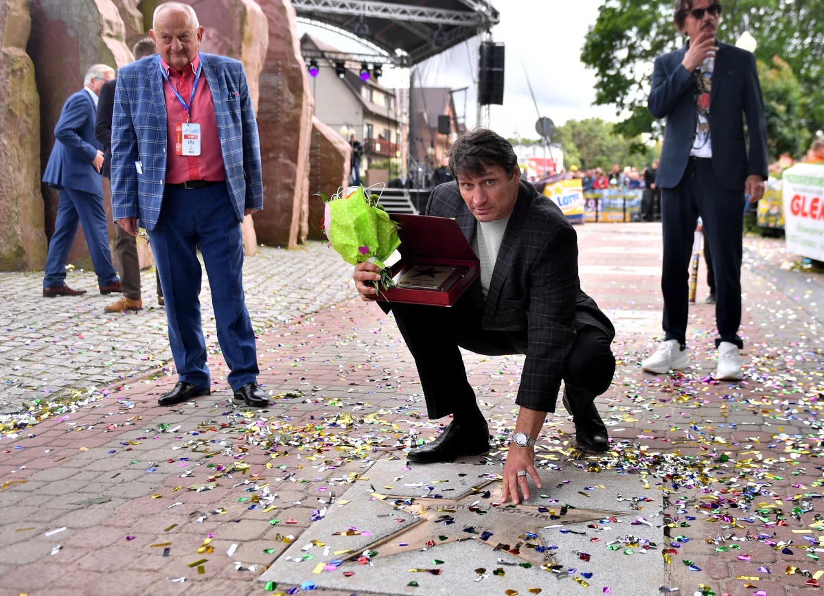 Koszykarki Agnieszka Bibrzycka i Małgorzata Dydek, kolarz Mieczysław Nowicki, siatkarz Paweł Zagumny, bokser Andrzej Gołota, himalaista Andrzej Marciniak, pięcioboista Zbigniew Pacelt i dziennikarz Tadeusz Olszański zostali uhonorowani w Alei Gwiazd Sportu we Władysławowie. To pierwsza w Polsce aleja poświęcona polskim i zagranicznym ludziom sportu. Została utworzona w 2000 roku.