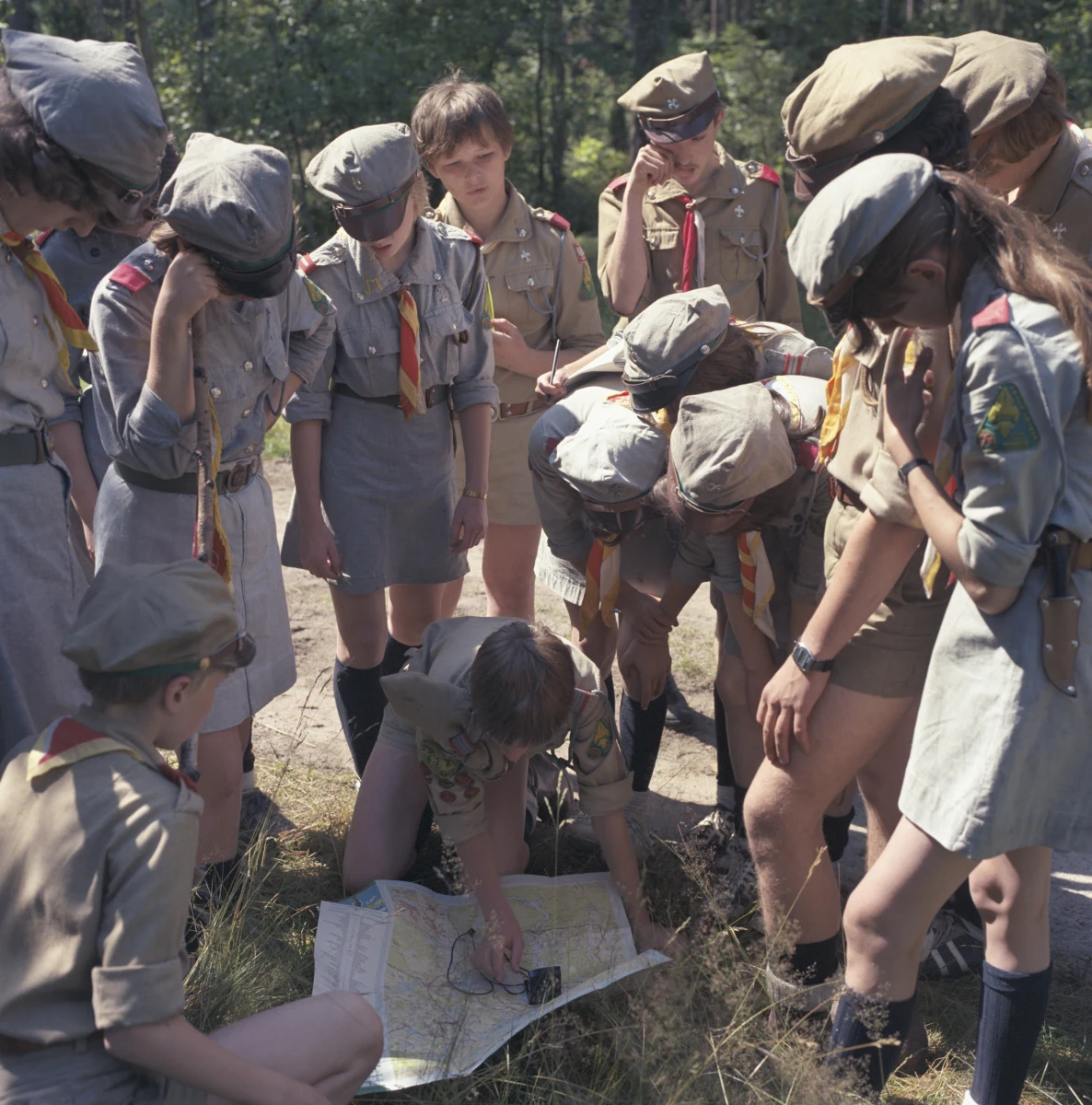 Lato w pełni, a to oznacza dla harcerek i harcerzy nadejście najpiękniejszego okresu w roku, któremu na imię „obóz”. Nie żadna szkolna kolonia, nie luksusowe wczasy al inclusive z rodzicami, ale prawdziwa przygoda pod namiotami, z własnoręcznie wykonanymi „meblami”, z przygotowywanymi przez siebie posiłkami, z wartami, z grami terenowymi, z ogniskami, podczas których drużynowy „opowiada starodawne dzieje, bohaterski wskrzesza czas”.
