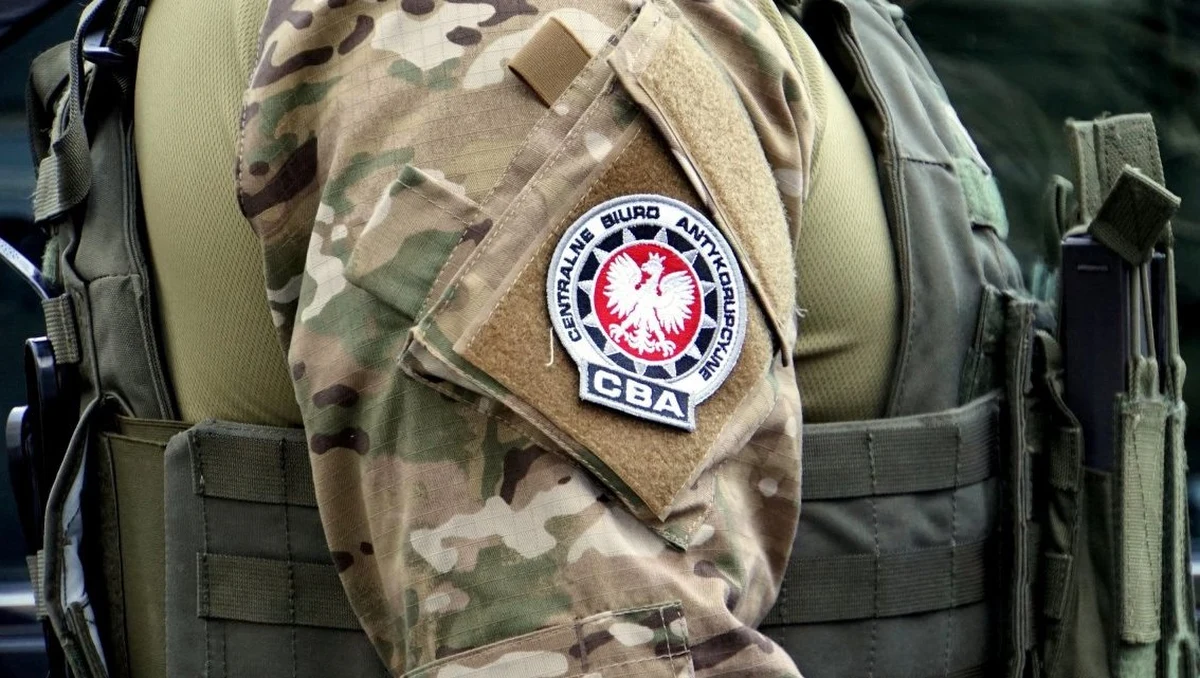 Centralne Biuro Antykorupcyjne zatrzymało osiem osób m.in. z prywatnego banku w związku z udzieleniem kredytu i próbą wyłudzenia nienależnego VAT. Kwota wyłudzeń VAT miała sięgnąć 23 mln zł, a szkoda banku - 50 mln zł.