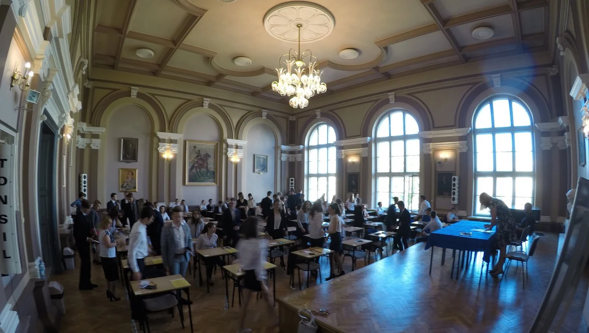 Ogłoszone 4 lipca ogólne wyniki tegorocznej matury są na podobnym poziomie, jak w latach poprzednich. Wskaźnik zdawalności dla wszystkich maturzystów wyniósł 80,3 proc. (dla absolwentów liceów - 86,4 proc., a dla techników - 70,5 proc.), w ub. roku był on niższy o około jeden punkt procentowy. Po raz kolejny główną przyczyną maturalnych niepowodzeń stała się matematyka.