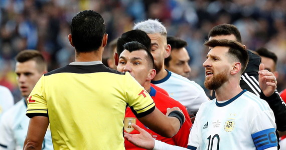 Lionel Messi zbojkotował sobotnią ceremonię wręczenia reprezentacji Argentyny medali za trzecie miejsce w Copa America. Oskarżył też sędziów o stronniczość i korupcję .