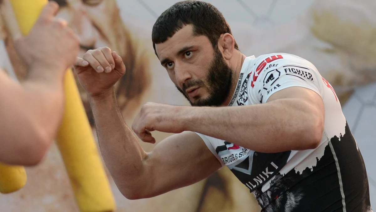 Mamed Chalidow, jeden z najbardziej znanych polskich zawodników mieszanych sztuk walki wraca do klatki. 38-latek zapowiedział to na swoim Facebooku. "To wasze głosy niosły mnie ostatnie 15 lat. To dla was powrócę tam, gdzie moje miejsce - do klatki MMA" – czytamy na jego stronie.