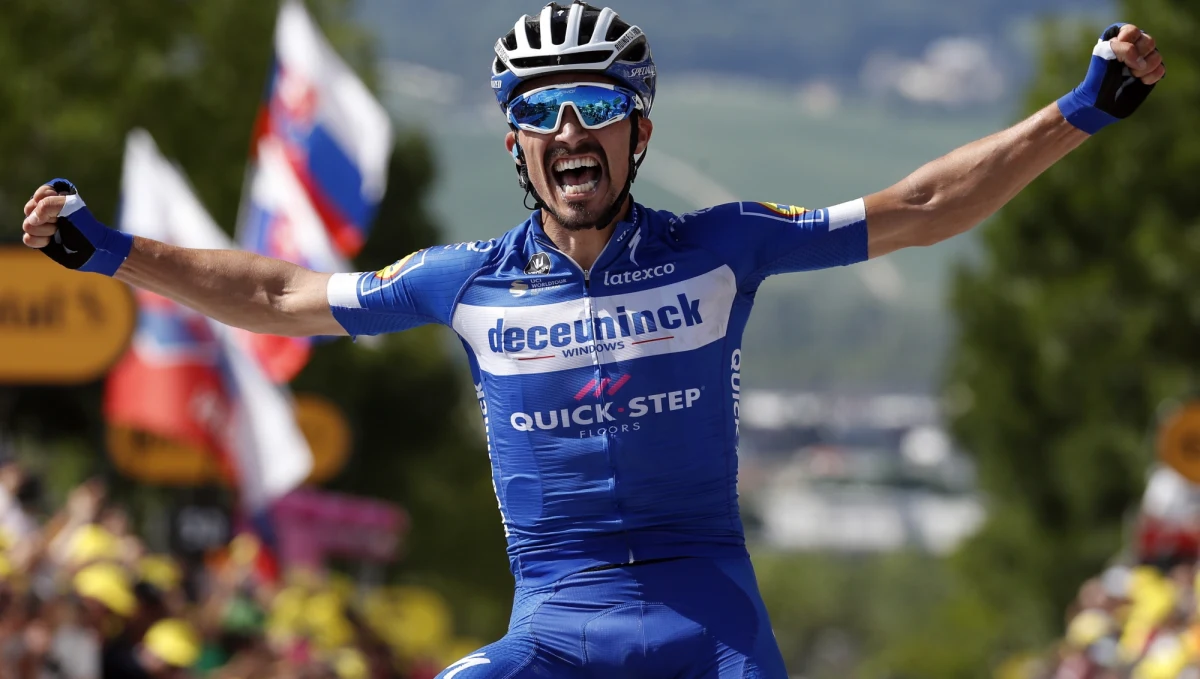 Francuz Julian Alaphilippe (Deceuninck-Quick Step) po samotnym finiszu wygrał trzeci etap kolarskiego Tour de France i zdobył żółtą koszulkę lidera. Na mecie w Epernay wyprzedził o 26 sekund pierwszą grupę, którą przyprowadził Australijczyk Michael Matthews (Sunweb).