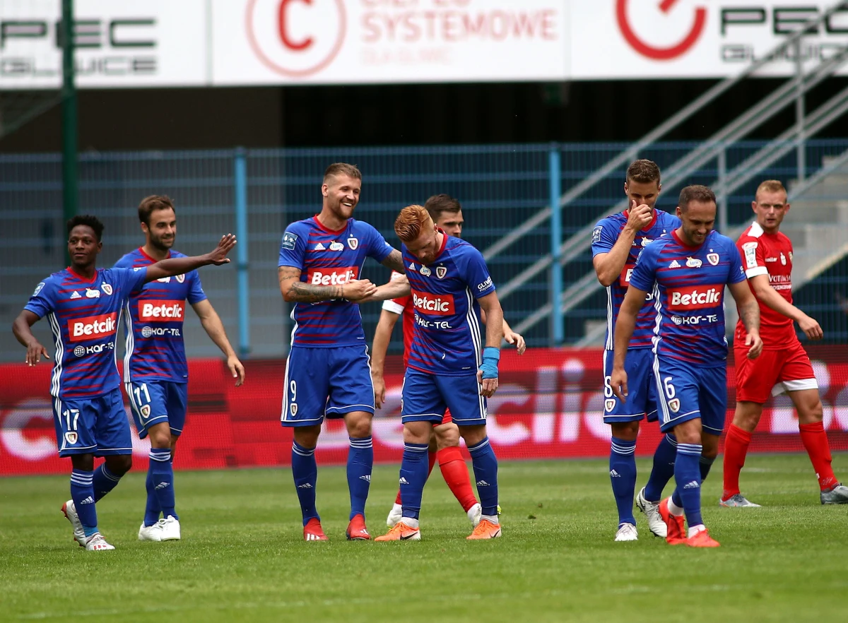 "Jesteśmy mistrzami Polski, najlepszą drużyną w kraju. Chcemy przyjechać do Borysowa i to potwierdzić" – cytują napastnika Piasta Piotra Parzyszka białoruskie media. W środę gliwicki klub zmierzy się z mistrzami Białorusi z BATE Borysów w eliminacjach Ligi Mistrzów.