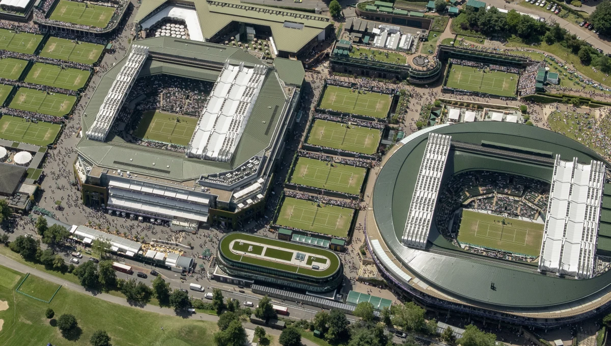 Najwyżej rozstawieni Łukasz Kubot i Brazylijczyk Marcelo Melo awansowali do ćwierćfinału debla w wielkoszlemowym Wimbledonie. W swoim trzecim czterosetowym meczu w Londynie pokonali Brazylijczyka Marcelo Demolinera i Divija Sharana z Indii 7:5, 6:7 (8-10), 7:6 (8-6), 6:3.