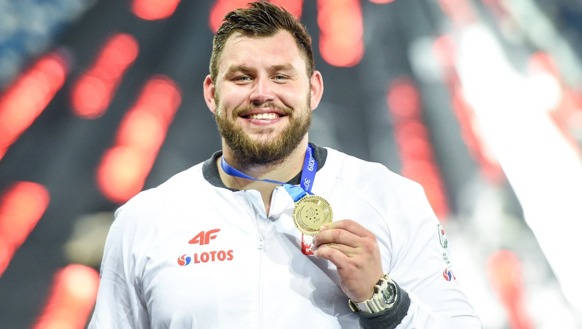 Konrad Bukowiecki zdobył złoty medal Uniwersjady w Neapolu, wygrywając konkurs pchnięcia kulą wynikiem 21,54 m. Biało-czerwoni zdobyli dotychczas pięć krążków w tej imprezie - dwa złote i trzy brązowe.