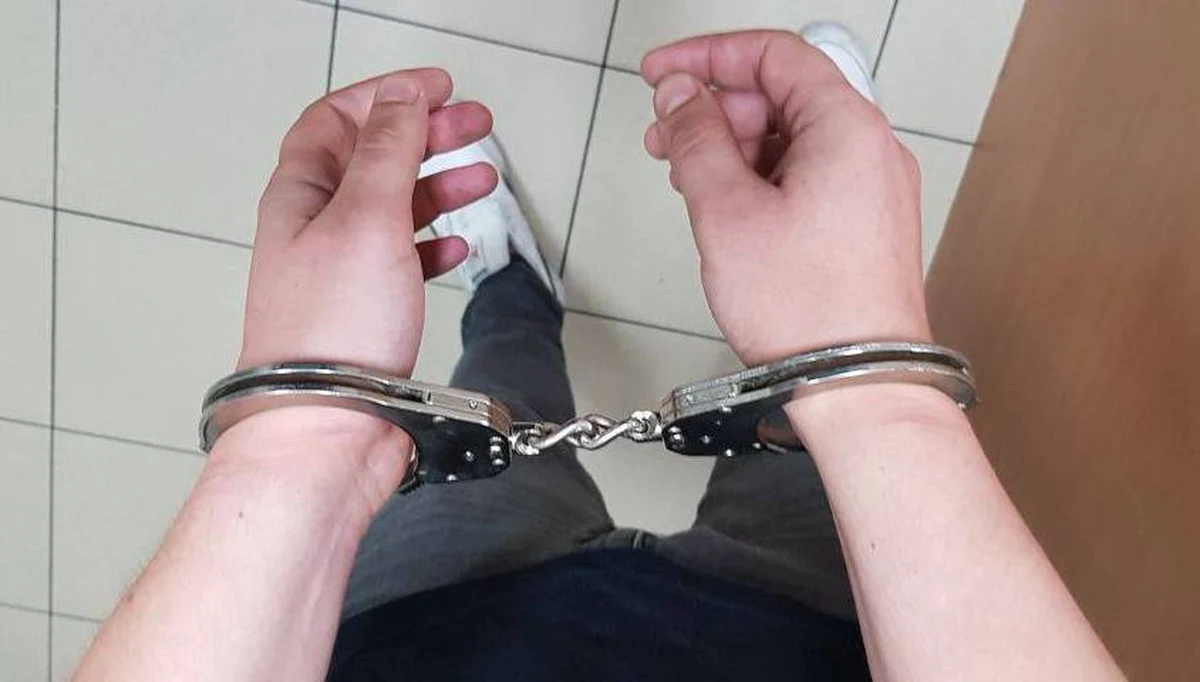 800 tys. zł wyprowadził z konta właściciela jednego z hoteli pod Tatrami 27-letni haker. Policjanci zatrzymali mężczyznę w jego warszawskim mieszkaniu. Grozi mu nawet do 10 lat więzienia - poinformował rzecznik małopolskiej policji Sebastian Gleń.