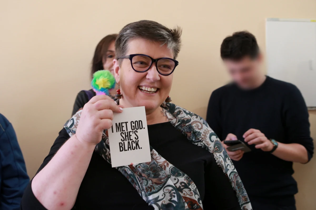 Za niezasadne, ale legalne Sąd Rejonowy w Płocku (Mazowieckie) uznał zatrzymanie w maju przez policję 51-letniej Elżbiety Podleśnej w związku z dochodzeniem w sprawie profanacji wizerunku Matki Bożej Częstochowskiej i przedstawieniem kobiecie zarzutu obrazy uczuć religijnych.