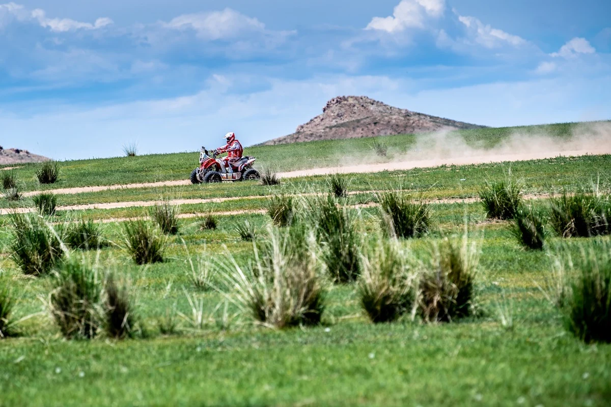 Podczas pierwszego etapu Silk Way Rally na terytorium Mongolii, Rafał Sonik odjechał konkurencji. Lider w rywalizacji quadowców doskonale odnalazł się na stepach kraju Czyngis Chana. Wygrał drugi etap z rzędu i powiększył przewagę w klasyfikacji generalnej. Niestety pech dopadł Arkadiusza Lindnera, który z powodu awarii dotarł do mety z trzygodzinną stratą. 