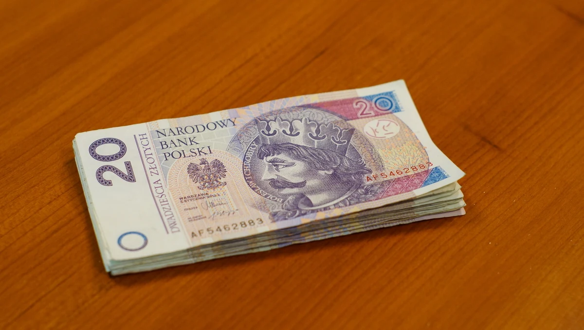 Rząd opóźnia zapowiadaną obniżkę podatku dochodowego PIT dla wszystkich Polaków. Miała nastąpić jeszcze jesienią, a teraz okazuje się, że stanie się to dopiero po nowym roku.